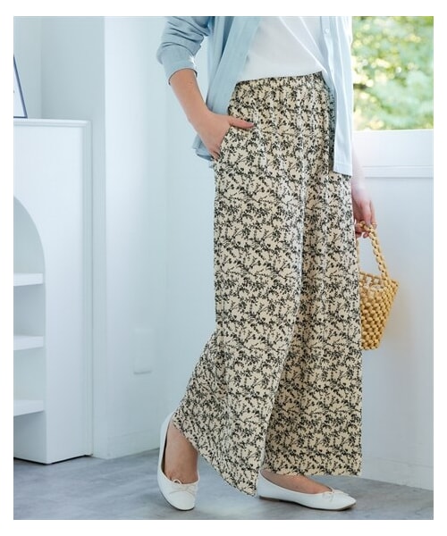 nissen（ニッセン）の「＜大きいサイズ＞ラクしてキレイ見え選べるプリ―ツパンツ（ゆったりヒップ）（パンツ・レディース・黒系マルチストライプ/黒系ドット/モカ系ボタニカル柄/ネイビー系アラベスク柄/オフホワイト系小花柄・L/LL/3L/4L/5L/6L/8L/10L）」の21枚目の写真