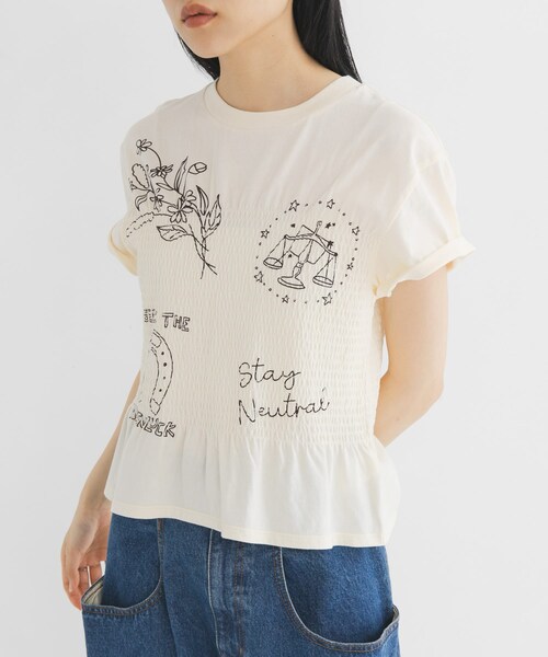 KBF（ケイビーエフ）の「シャーリングデザインプリントTEE（Tシャツ/カットソー・レディース・IVORY/BROWN/BLUE・One）」の5枚目の写真