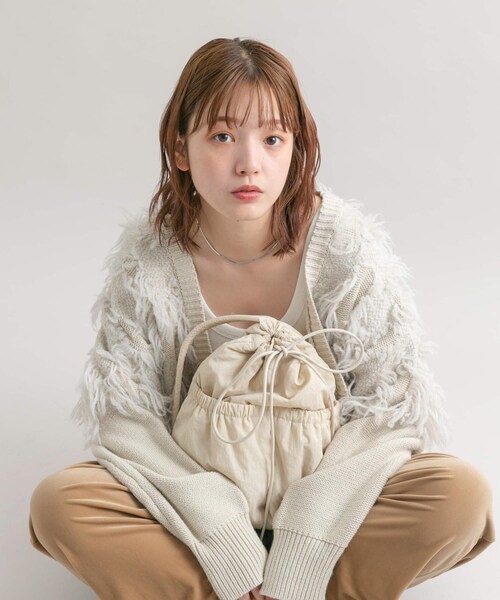 KBF（ケイビーエフ）の「ナイロンパファーボンサック（ショルダーバッグ・レディース・IVORY/BROWN/NAVY・one）」の5枚目の写真