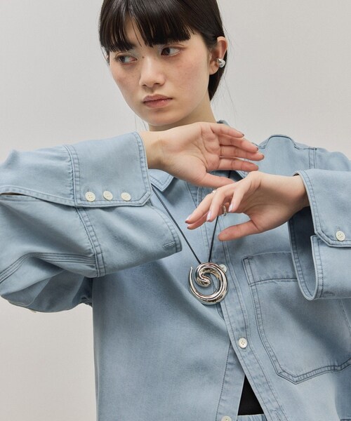 ADAM ET ROPE'(アダムエロペ)の「ライトデニムシャツ(シャツ/ブラウス・レディース・ブラック/ブルー系/サックス・F)」の20枚目の写真