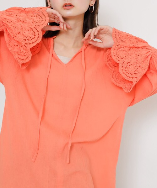 SENSE OF PLACE by URBAN RESEARCH(センスオブプレイスバイアーバンリサーチ)の「スカラップレースヨウリュウブラウス(シャツ/ブラウス・レディース・BLACK/OFF WHITE/CORAL・one)」の3枚目の写真