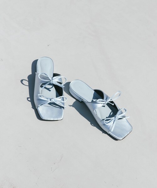 KBF（ケイビーエフ）の「サテンリボンミュール（サンダル・レディース・BLUE/BLACK・37/38）」の2枚目の写真