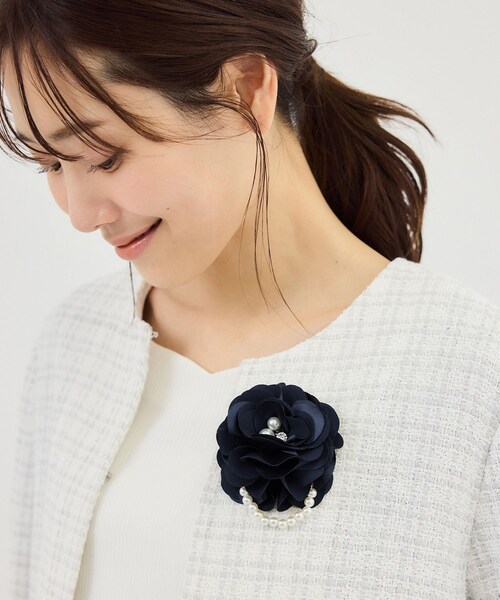 ROPE' PICNIC(ロペピクニック)の「パール×サテンフラワーコサージュ(ブローチ/コサージュ・レディース・ベージュ系/ネイビー・F)」の3枚目の写真