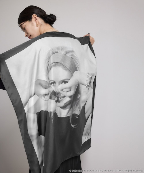 ROPE'（ロペ）の「【Brigitte Bardot×ROPE'・コラボ】プリントシルクスカーフ/Lサイズ（バンダナ/スカーフ・レディース・ブラック/ブラック系・F）」の7枚目の写真