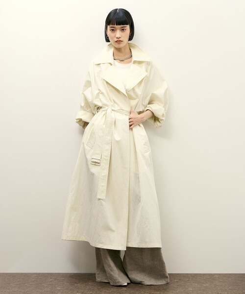 ADAM ET ROPE'（アダムエロペ）の「リラックスライトトレンチコート（トレンチコート・レディース・オフホワイト/ベージュ・36/38）」の2枚目の写真