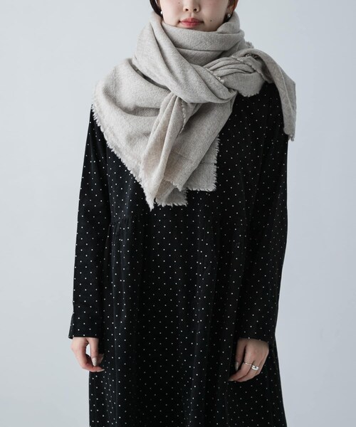 かぐれ（カグレ）の「OLU NATURAL BASIC　空羽入り綾織スクエア（ストール/ショール・レディース・グレー/ホワイト・-）」の7枚目の写真