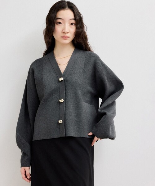 ADAM ET ROPE'(アダムエロペ)の「【WEB限定】・【サステナブル】セレクトネックカーディガン(カーディガン/ボレロ・レディース・チャコール/オフホワイト/キナリ/ネイビー/ネイビー系/ラベンダー・F)」の3枚目の写真