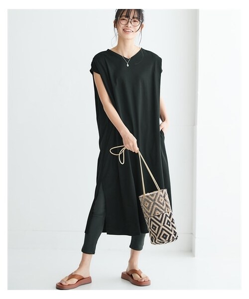 nissen（ニッセン）の「サイドポケット付ロング丈ワンピース（選べるデザイン）＜大きいサイズ有＞（ワンピース・レディース・モカ×黒(配色)/黒×モカ(配色)/ブルーグリーン(裾フレア)/黒(裾フレア)/黒(肩タック)/黒(胸ポケット)/チャコールグレー(胸ポケット)/タック袖:カーキ/衿・袖配色:黒×チャコールグレー/配色:カーキ×黒/タック袖:ベージュ/スキッパー:ブルーグレー/裾フレア:チャコールグレー/配色:チャコールグレー×黒/ドロスト:黒×チャコールグレー/ドロスト:モカ×黒/配色:黒×モカ/配色:黒×チャコールグレー/スキッパー:チャコールグレー/サイド配色:チャコールグレー×黒/袖シアー:黒/モモンガ:ブルーグレー・S/M/L/LL/3L/4L/5L/6L/8L/10L）」の14枚目の写真