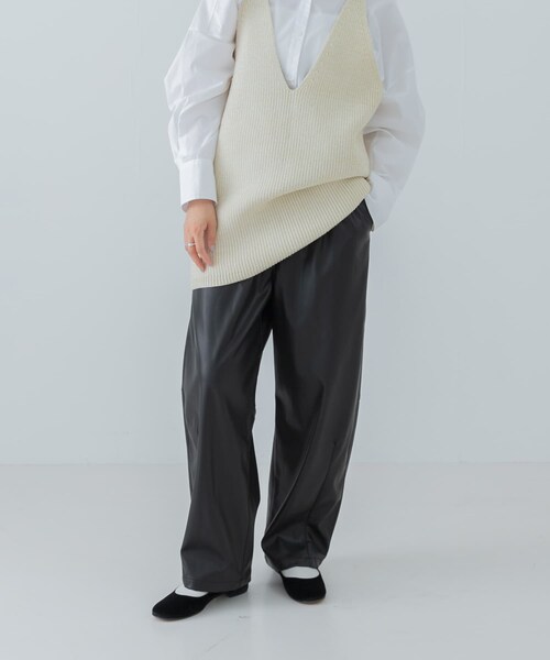 URBAN RESEARCH(アーバンリサーチ)の「レザーライクコクーンパンツ(その他パンツ・レディース・BLACK/BEIGE・FREE)」の3枚目の写真