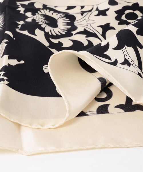 かぐれ（カグレ）の「AENEIS　MUR FLORAL SILK SCARF（バンダナ/スカーフ・レディース・BLACK・-）」の9枚目の写真