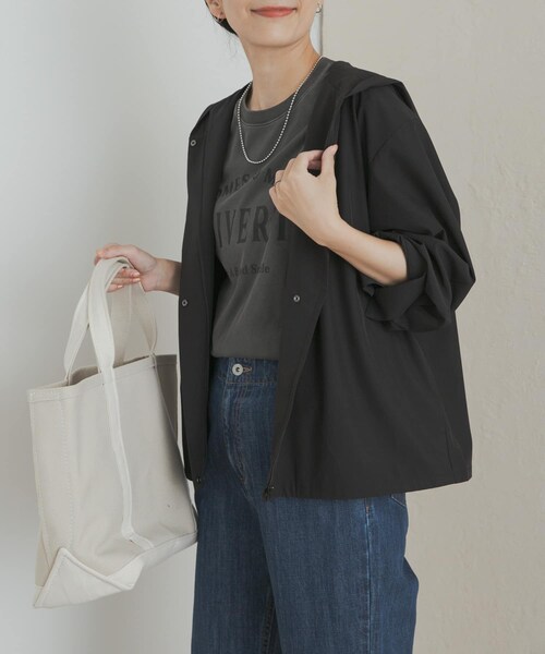 URBAN RESEARCH DOORS(アーバンリサーチドアーズ)の「『UR TECH MoLight』撥水UVカットフードジャケット(テーラードジャケット・レディース・CHARCOAL/BLACK・M)」の4枚目の写真