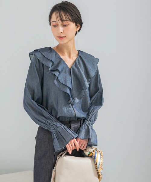 URBAN RESEARCH ROSSO（アーバンリサーチロッソ）の「Vネックラッフルシアーデニムブラウス（シャツ/ブラウス・レディース・INDIGO/DARK NAVY・Free）」の22枚目の写真