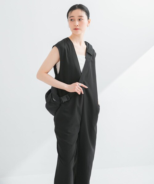 URBAN RESEARCH（アーバンリサーチ）の「『2サイズ展開』リネンライク深Vネックオールインワン（サロペット/オーバーオール・レディース・KHAKI/BLACK・36/38）」の5枚目の写真