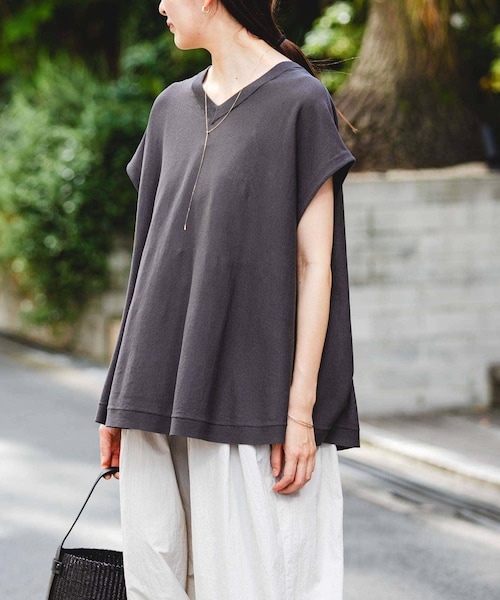 URBAN RESEARCH（アーバンリサーチ）の「『UVカット』2WAYフレンチスリーブニット（ニット/セーター・レディース・OFF/BEIGE/CHARCOAL/NAVY・FREE）」の2枚目の写真