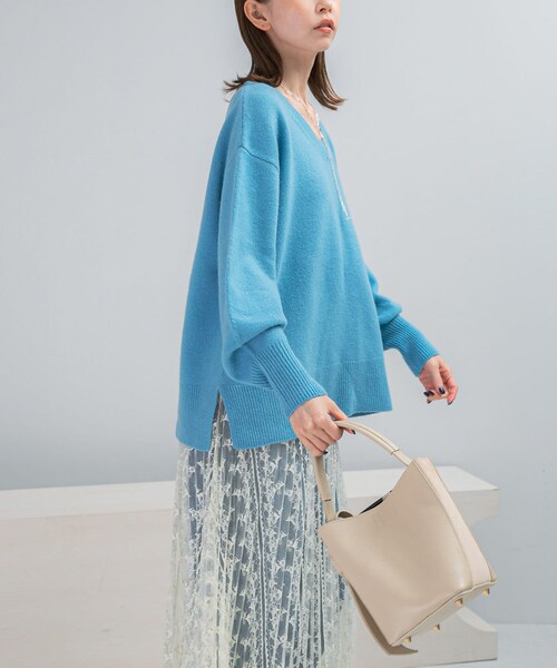 URBAN RESEARCH ROSSO（アーバンリサーチロッソ）の「ウールカシミヤVネックニットプルオーバー（ニット/セーター・レディース・OFF/PINK/BLUE/NAVY・Free）」の14枚目の写真