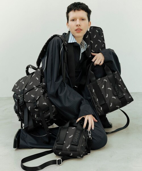 ADAM ET ROPE'(アダムエロペ)の「【GANNI for ADAM ET ROPE'】Re-Tech Logo Print Festival bag(ショルダーバッグ・レディース・ブラック・F)」の6枚目の写真