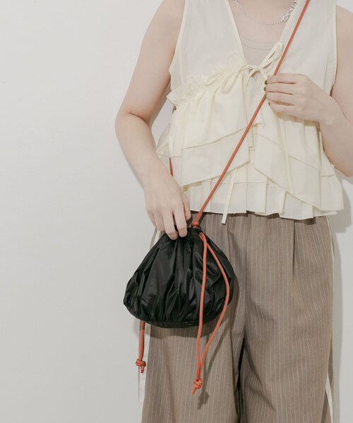 SMELLY（スメリー）の「ギャザーキンチャクショルダー（ショルダーバッグ・レディース・GRY/BLK・-）」の4枚目の写真