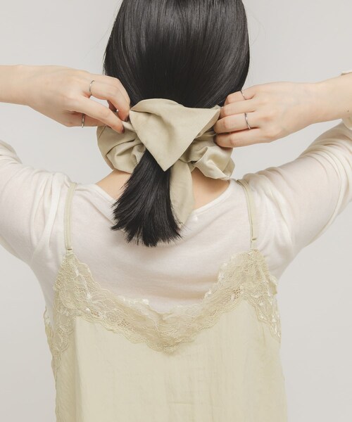 KBF（ケイビーエフ）の「サテンシュシュ(大)（ヘアゴム・レディース・BEIGE/D.KHAKI・One）」の5枚目の写真