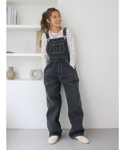 Ungrid（アングリッド）の「カーブシルエットデニムサロペット（つなぎ/オールインワン・レディース・ブラック/ブルー・S/M）」の3枚目の写真