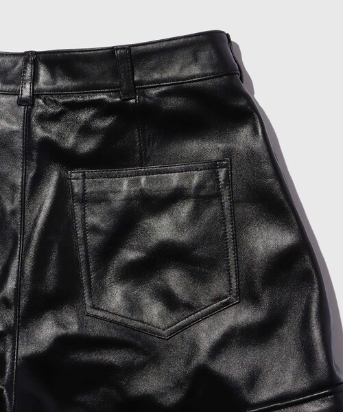ADAM ET ROPE'（アダムエロペ）の「【TONYWACK/トニーウェック】LAMB LEATHER CARGO SHORTS（カーゴパンツ・メンズ・ブラック・M）」の6枚目の写真