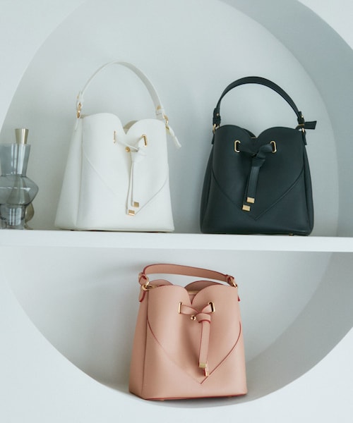 VIS（ビス）の「【累計3万点突破】【2WAY】ハートカットバッグ/追加（ショルダーバッグ・レディース・ブラック/キナリ/ピンク/ベージュ系/サックス/レッド/ピンク系/ブラウン系/ベージュ/ブルー系・F）」の17枚目の写真