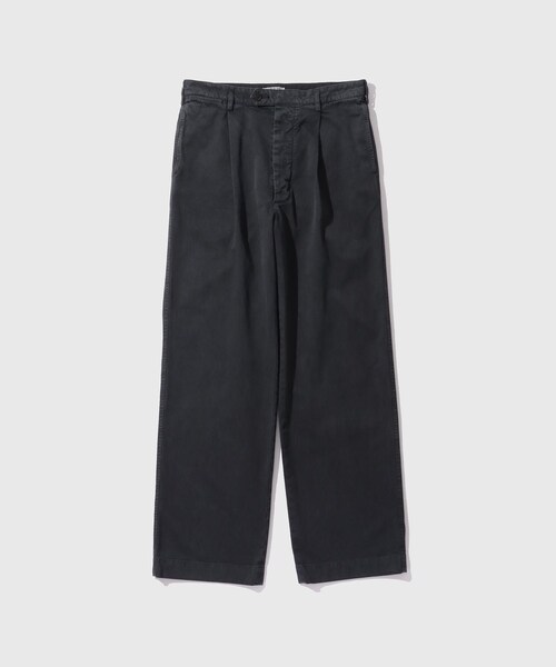 ADAM ET ROPE'（アダムエロペ）の「【AURALEE/オーラリー】GARMENT-DYED FINX LIGHT CHINO ONE-TUCK WIDE PANTS（チノパンツ・メンズ・ブラック/ベージュ・3/4/5）」の2枚目の写真