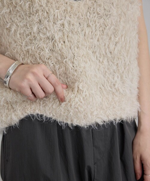 ADAM ET ROPE'(アダムエロペ)の「カーリーモヘアクロップドベスト(ベスト・レディース・ブラック/オフホワイト・F)」の14枚目の写真