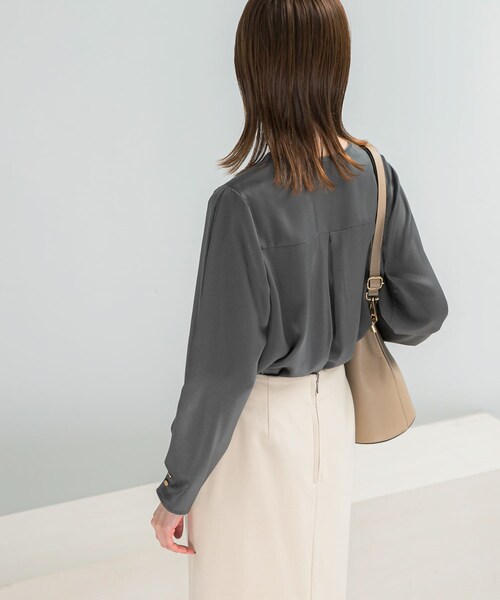 URBAN RESEARCH ROSSO（アーバンリサーチロッソ）の「ピーチサテンデザインスリーブブラウス（シャツ/ブラウス・レディース・OFF WHITE/CHARCOAL・Free）」の10枚目の写真