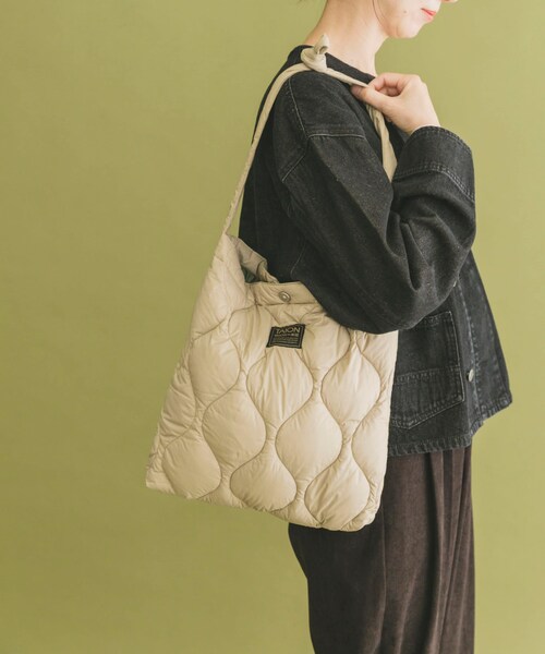ITEMS URBANRESEARCH（アイテムズ アーバンリサーチ）の「TAION　Cross Body Down Bag -M（ショルダーバッグ・メンズ・BLK/G.BEIGE/D.OLIVE/D.NAVY/PAINT CAMO・-）」の17枚目の写真