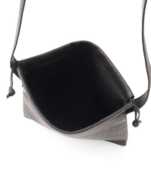 ADAM ET ROPE'（アダムエロペ）の「【Aeta/アエタ】Double Faced DRAWSTRING SHOULDER S（ハンドバッグ・メンズ・ブラック・F）」の7枚目の写真