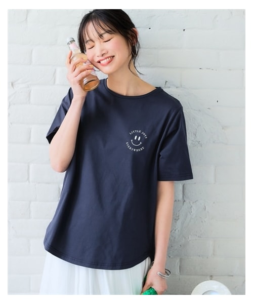 nissen（ニッセン）の「【吸汗速乾】裾ラウンドプリントＴシャツ＜大きいサイズ有＞（Tシャツ/カットソー・レディース・オフホワイト:フレンチロゴ/黒:フレンチロゴ/在庫限り_黒:ロゴ/在庫限り_アイスブルー:カレッジロゴ/在庫限り_オフホワイト:カレッジロゴ/在庫限り_ピンクベージュ:花ロゴ/在庫限り_グレージュ:草木/在庫限り_ライトカーキ:ブックネコ/在庫限り_杢グレー:胸ネコ/在庫限り_グレージュ:胸ネコ/オートミール:花/グレージュ:大人ロゴ/グレー:カレッジロゴ/黒:胸ネコ/ブルー:ブックネコ/ダスティピンク:オーシャン/ダスティミント:ペンギン/ライトグレー杢:ネコ/コーラルピンク:花/ネイビー:スマイル/アイスブルー:ハートロゴ・S/M/L/LL/3L/4L/5L/6L）」の18枚目の写真