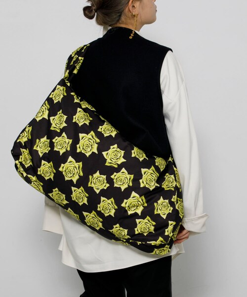 URBAN RESEARCH(アーバンリサーチ)の「kokyo Rectangulo Puff Bag XL(ショルダーバッグ・レディース・RosesPrint・Free)」の4枚目の写真
