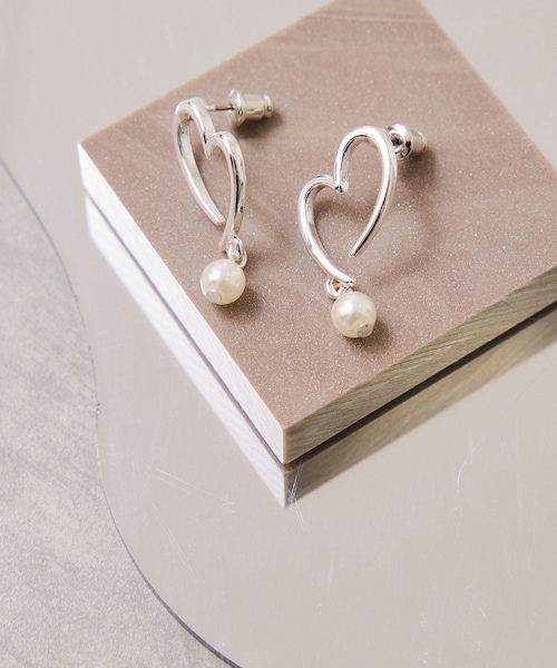 VIS(ビス)の「揺れパールハートピアス(ピアス(両耳用)・レディース・ゴールド/シルバー・F)」の1枚目の写真
