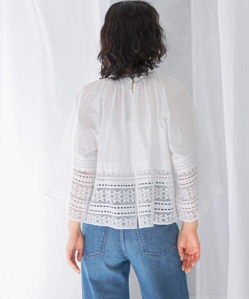 URBAN RESEARCH ROSSO（アーバンリサーチロッソ）の「sara mallika　COTTON BORDER GATHER LACE TOP（シャツ/ブラウス・レディース・WHITE/BLACK・FREE）」の6枚目の写真