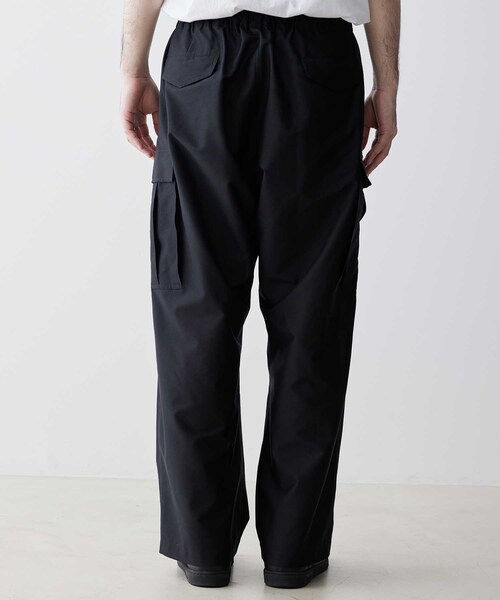 ADAM ET ROPE'（アダムエロペ）の「【ACT/アクト】超軽量 ワイド イージー カーゴパンツ / 速乾 / ストレッチ / イージーケア（カーゴパンツ・メンズ・ブラック/チャコール・L/M）」の14枚目の写真