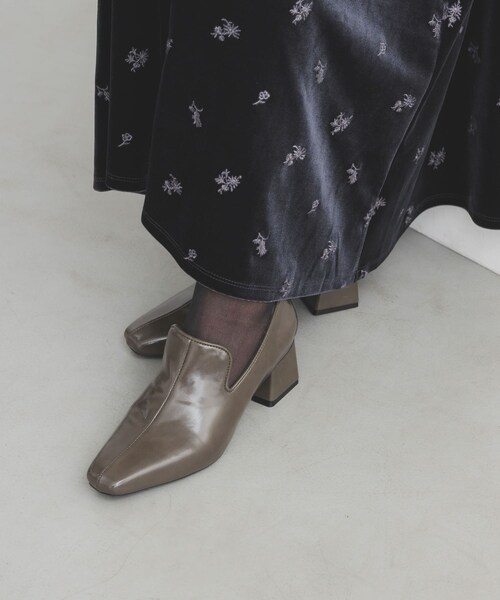 KBF(ケイビーエフ)の「セミスクエアトゥパンプス(パンプス・レディース・KHAKI/BLACK・36/37/38)」の3枚目の写真