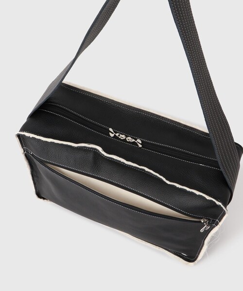 ADAM ET ROPE'（アダムエロペ）の「【HIDAKA/ヒダカ】BROKEN CLUB BAG（ショルダーバッグ・メンズ・ブラック・F）」の8枚目の写真
