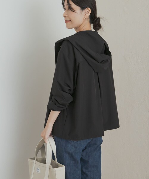 URBAN RESEARCH DOORS(アーバンリサーチドアーズ)の「『UR TECH MoLight』撥水UVカットフードジャケット(テーラードジャケット・レディース・CHARCOAL/BLACK・M)」の9枚目の写真