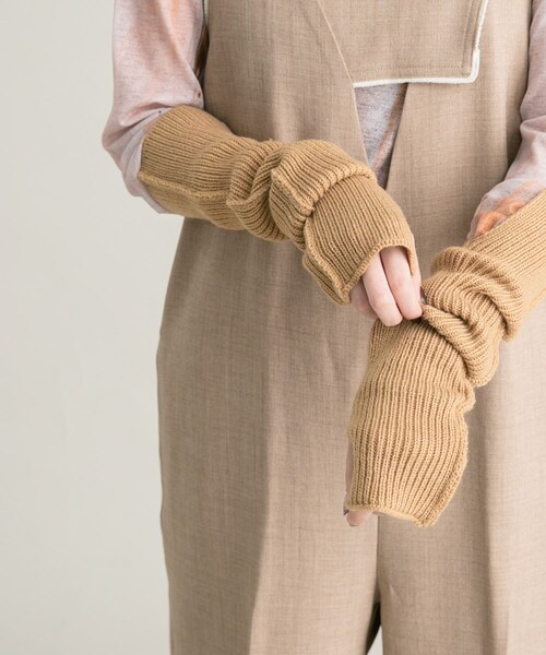 KBF（ケイビーエフ）の「スリットリブアームウォーマー（ベルト・レディース・BEIGE/CHARCOAL/CAMEL・one）」の2枚目の写真