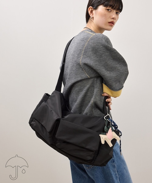 ADAM ET ROPE'(アダムエロペ)の「【WEB限定】撥水ビッグショルダーダブルポケットバッグ(ショルダーバッグ・レディース・ブラック/ブラウン系・F)」の1枚目の写真