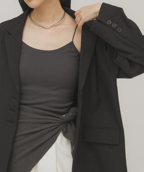 KBF（ケイビーエフ）の「スパゲティストラップカップ付きキャミ（キャミソール・レディース・IVORY/KHAKI/CHARCOAL/OFF/BLACK・One）」の4枚目の写真