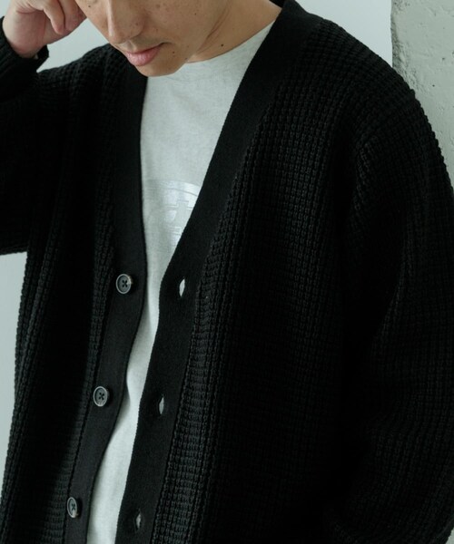 ITEMS URBANRESEARCH(アイテムズ アーバンリサーチ)の「ワッフル編み Vネックニットカーディガン(カーディガン/ボレロ・メンズ・MOC/OFF/BLK/CHA/OLV・S/M/L)」の15枚目の写真