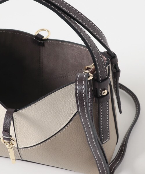 URBAN RESEARCH ROSSO（アーバンリサーチロッソ）の「AULENTTI　フロント Vライン バッグ（ハンドバッグ・レディース・CUOIO/CAPPUCINO・Free）」の20枚目の写真