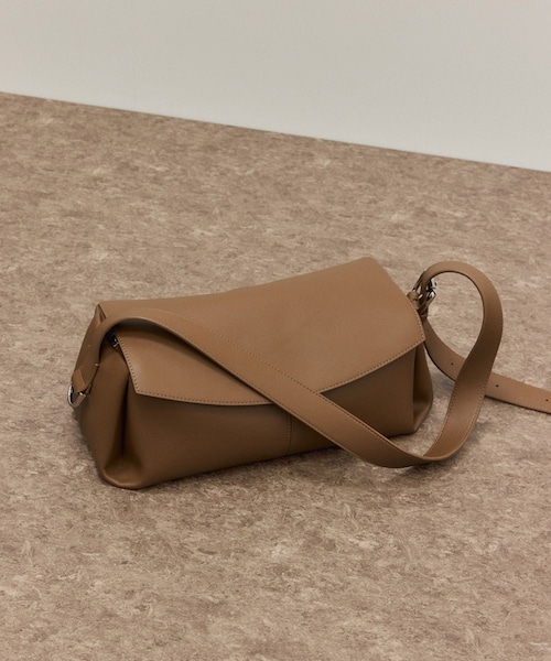 ADAM ET ROPE'（アダムエロペ）の「【サステナブル】フラップショルダーバッグ（ショルダーバッグ・レディース・ブラック/ブラウン・F）」の5枚目の写真