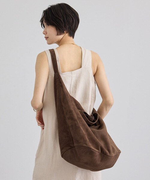 ADAM ET ROPE'(アダムエロペ)の「【J'aDoRe・一部店舗限定】【Morphee(モルフェ)】MESSENGER(OIL SUEDE)(メッセンジャーバッグ・レディース・ブラウン・F)」の2枚目の写真