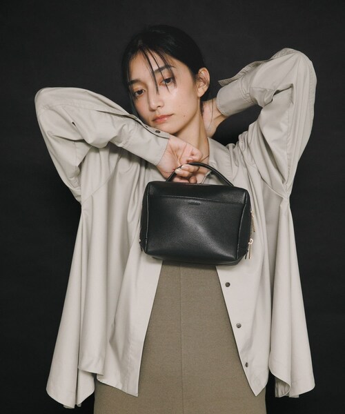 RODE SKO（ロデスコ）の「レザーフロントジップショルダーバッグ（ショルダーバッグ・レディース・BLACK/CHOCO・-）」の5枚目の写真