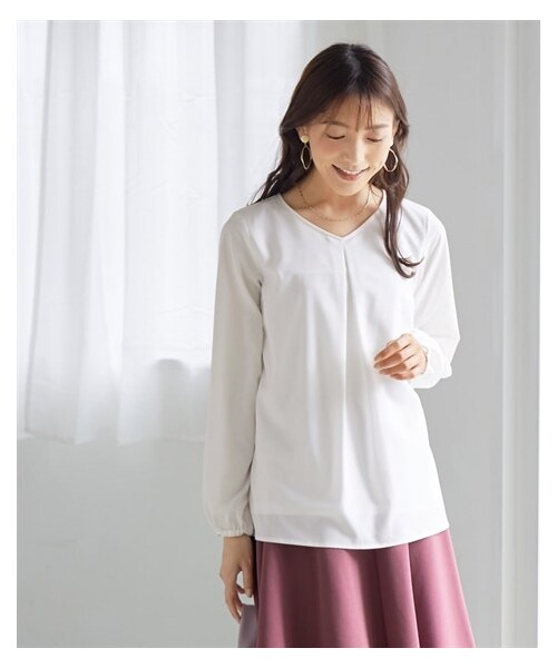 nissen（ニッセン）の「大きいサイズシンプルVネックブラウス(あったか裏地付)（シャツ/ブラウス・レディース・オフホワイト/シトロンイエロー/ネイビー・L/LL/3L/4L/5L/6L/8L/10L）」の5枚目の写真