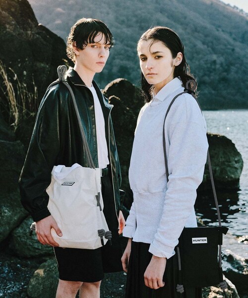 ADAM ET ROPE'(アダムエロペ)の「【HUNTER for ADAM ET ROPE'】別注トラベルフォンポーチ(ショルダーバッグ・レディース・ブラック/ホワイト・F)」の4枚目の写真