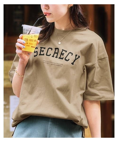 nissen（ニッセン）の「＜大きいサイズ＞ 【ひんやりコットン】綿100％ゆるシルエットプリントＴシャツ（接触冷感・UVカット）（Tシャツ/カットソー・レディース・黒(フォト猫)/ピンクベージュ(靴)/チャコール(フラワー)/黒(メッセージ)/グレイッシュベージュ(ロゴ)/サンドベージュ(バックロゴ)/アッシュブルー(メッセージ)/オフホワイト(フォト)/チャコール(バックプリント)/ネイビー(ヴィンテージ風)/モカブラウン(ロゴ)/グレイッシュネイビー(ナンバー)/チャコール(フォト)/グリーン(CAT)/黒(ロゴメッセージ)/グレージュ(ウサギ)/コーラルピンク(変身ポーズ)/黒(フラワー&ロゴ)/ネイビー(月とメッセージ)・L/LL/3L/4L/5L/6L/8L/10L/M）」の8枚目の写真