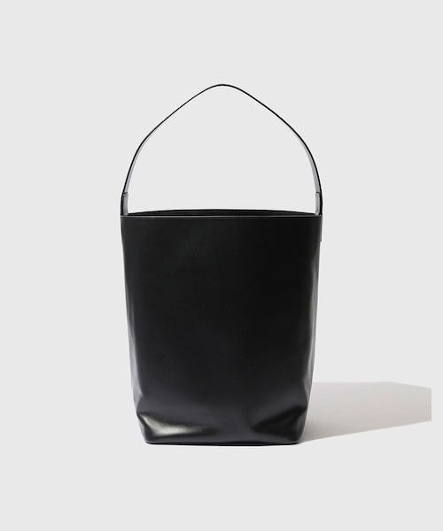 ADAM ET ROPE'(アダムエロペ)の「【AURALEE/オーラリー】LEATHER SHOULDER BAG - M MADE BY AETA(ショルダーバッグ・メンズ・ブラック・F)」の1枚目の写真